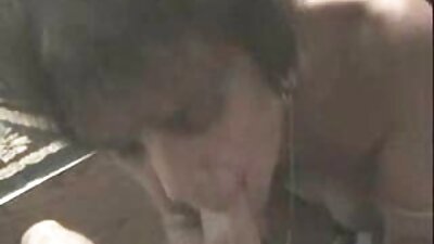Langhåret tenåringsbrunette blir rammet utendørs av kjæresten