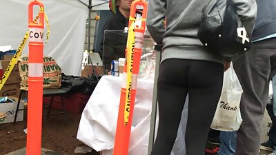 Muskuløs stripper får blowjobs fra utdrikningslagets ludder